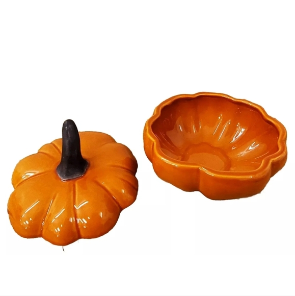 Ceramic Pumpkin Dish with Lid. (chip on the lid) - Picture 7 of 7